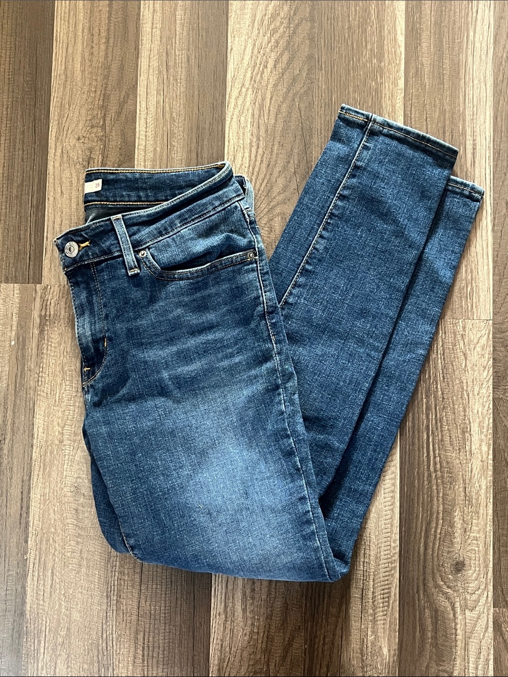 LEVI’s Women’s Skinny Stretch Jeans in Medium Blue